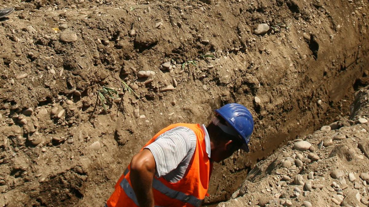 Dorel loveşte din nou. Muncitorii din Brăila au săpat strada greşită