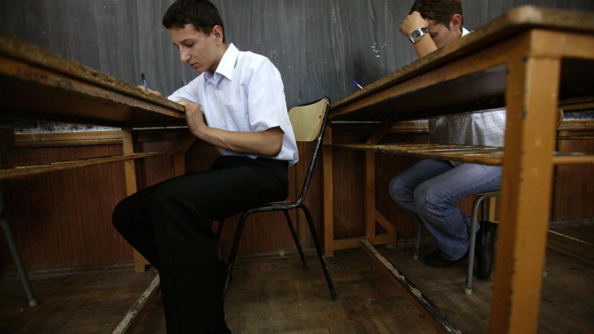 Elevii claselor a VIII-a vor susţine simularea evaluării naţionale începând de luni 