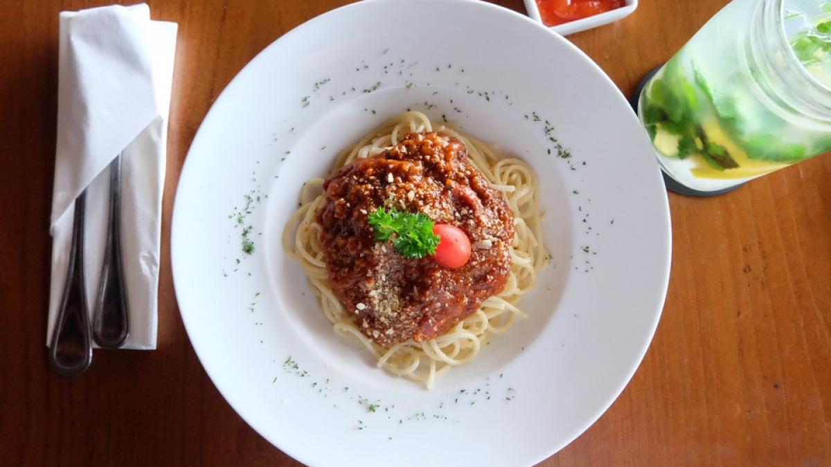 Reţeta clasică de paste cu sos Bolognese