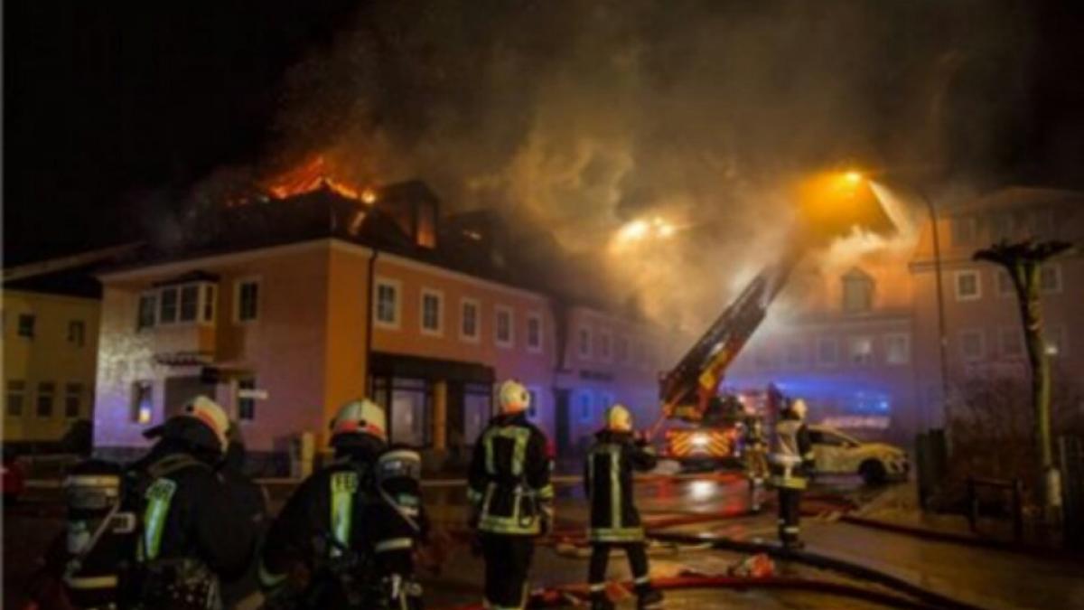 video un bloc din germania destinat imigrantilor a fost incendiat in aplauzele localnicilor