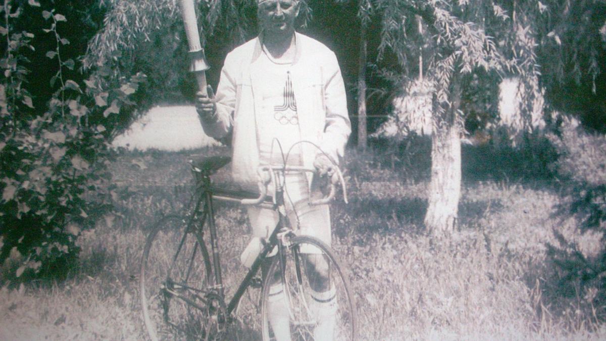 A trecut Prutul pe timpul războiului rece! Românul ce a predat flacăra olimpică sovieticilor 