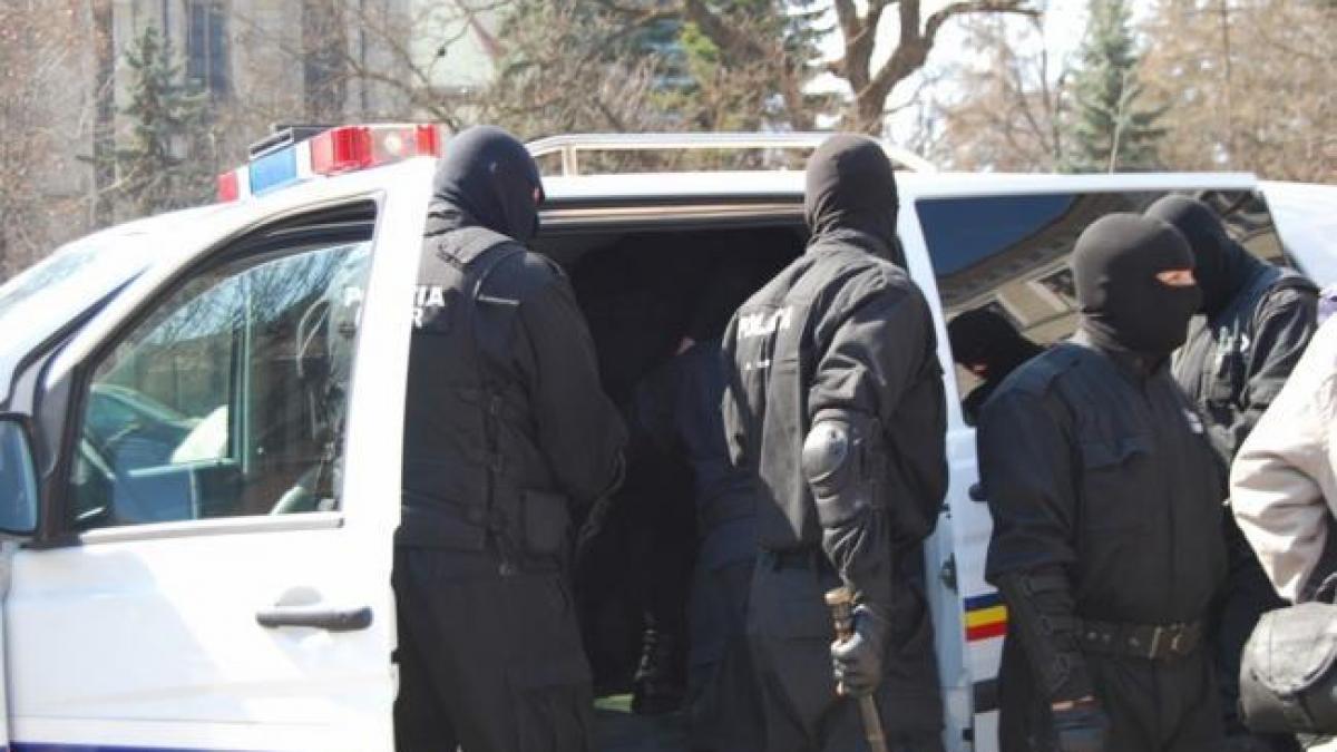  Timiş: Percheziţii la persoane bănuite de contrabandă cu ţigări