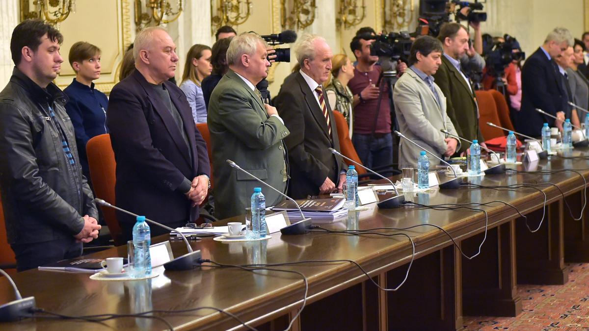 Primul Parlament din 1990 se uită de sus la cel de-acum