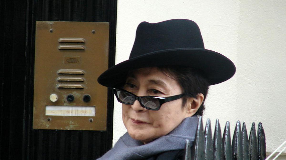 Yoko Ono, spitalizată la New York 