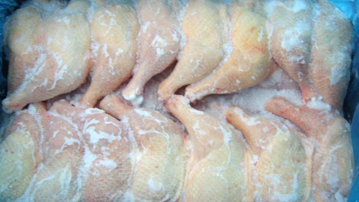 40 de tone de carne de pui expirate, confiscate de poliția din Capitală