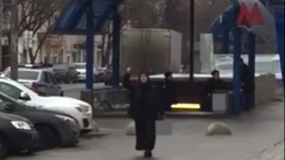 video imagini socante la moscova o femeie urla sunt terorist in timp ce flutura capul taiat al unui copil