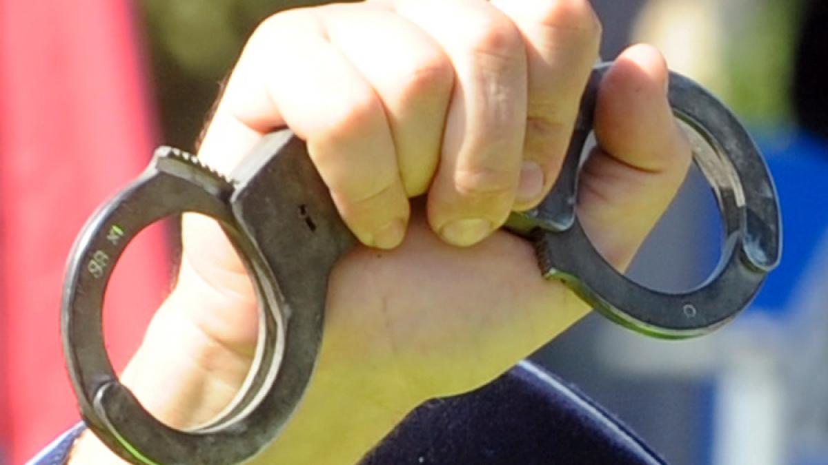 Tânăr arestat pentru furt, evadat de sub escortă cu cătuşele la mâini 