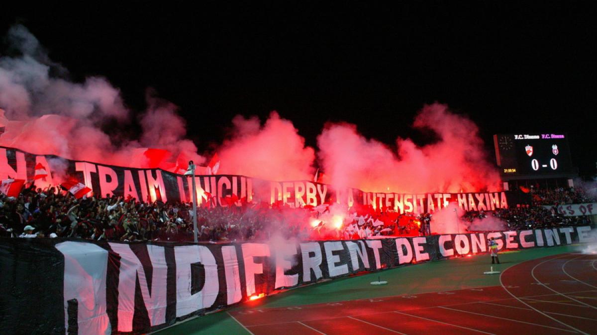 Clubul Dinamo, amendat de Jandarmerie cu 33.000 de lei pentru petarde şi bannere la meciul cu Steaua