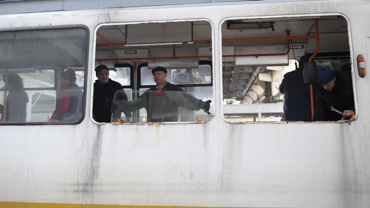 Sindicaliştii RATB, nemuţumiţi de subfinanţarea cronică şi de intenţia de a transforma Regia în societate comercială, protestează la Palatul Parlamentului