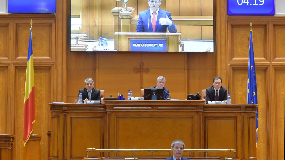 Scandal pe tema schimbării prefecţilor