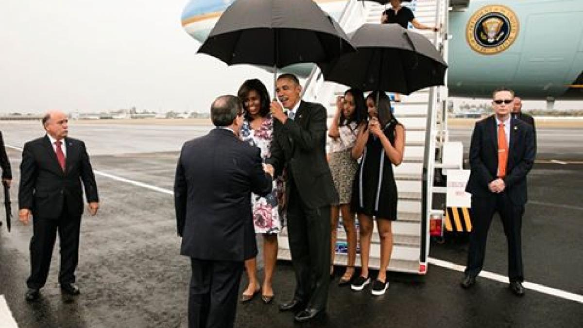 Presedintele Obama tine singur umbrela