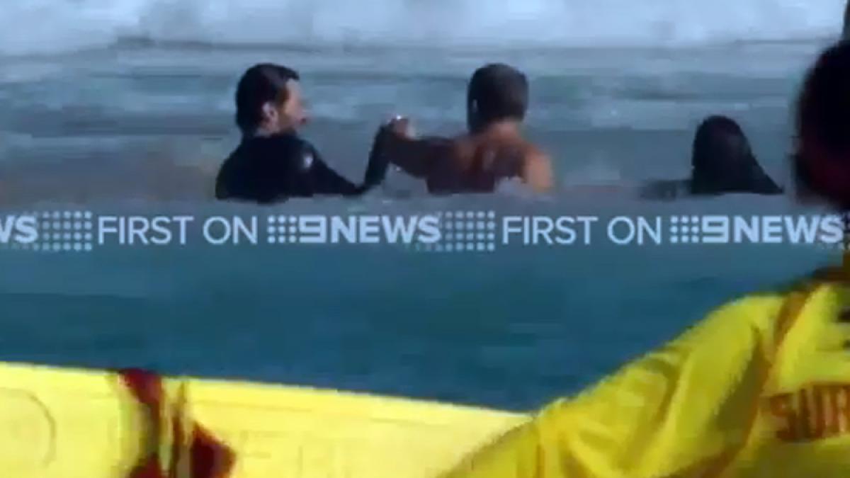 video actorul hugh jackman si a ajutat fiul si pe un alt barbat prinsi de un curent oceanic sa ajunga pe plaja in siguranta