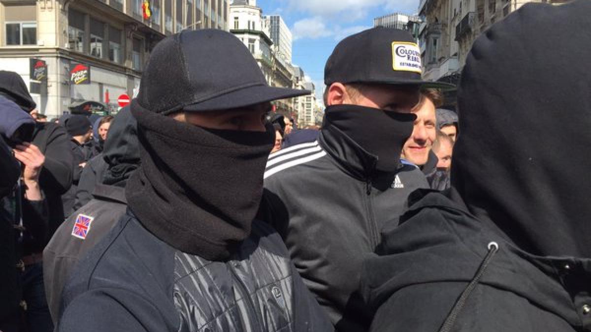 video incidente la bruxelles suporteri ai cluburilor de fotbal in piata bursei