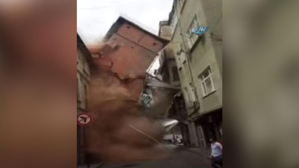 VIDEO - Prăbuşire spectaculoasă a unei clădiri nelocuite în centrul oraşului Istanbul 