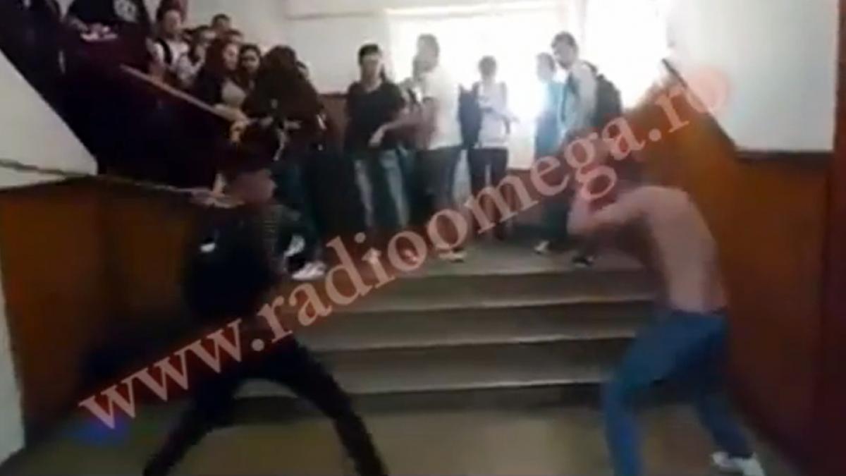 video bataie crunta pe holurile unui liceu din targu jiu
