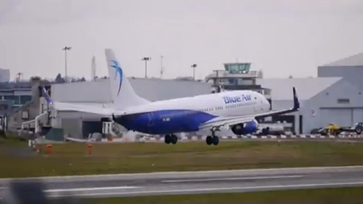 video momentele dramatice in care cauciucul unui avion blue air explodeaza la aterizare la birmingham