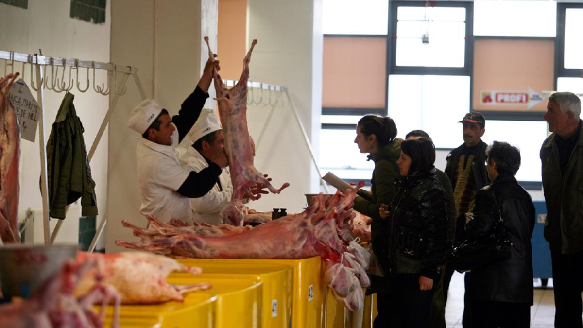 Bucureștenii TREBUIE SĂ FIE ATENȚI! - Sute de kilograme de carne confiscate din piețe