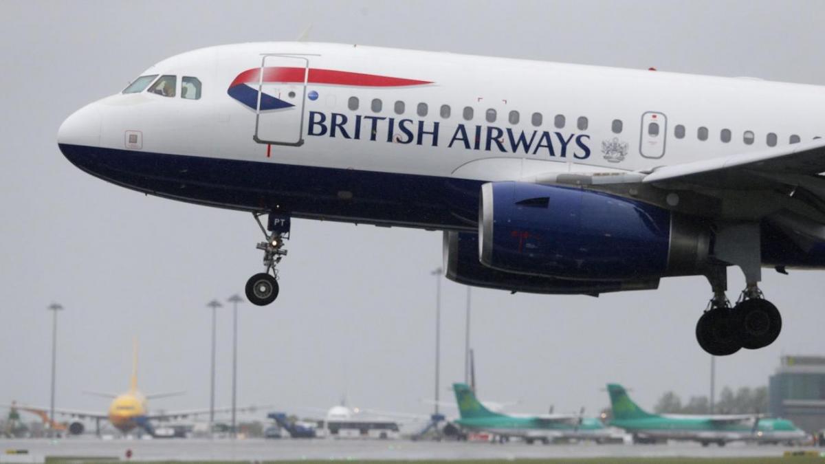 video un avion cu 132 de pasageri la bord a fost lovit de o drona in timpul aterizarii