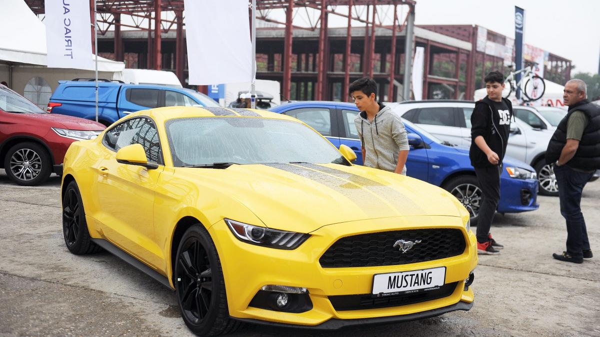 FOTO Salon auto-moto cu cascadorii pe două roţi