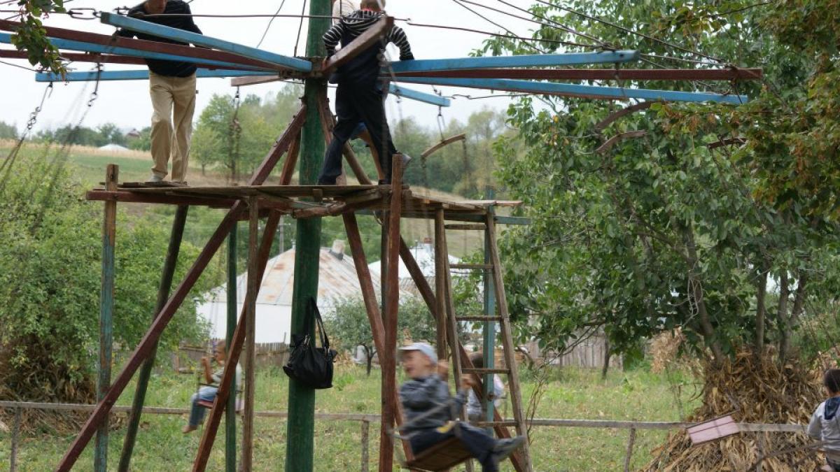 Cum se repopulează un sat: aduceţi copii, vă dăm case