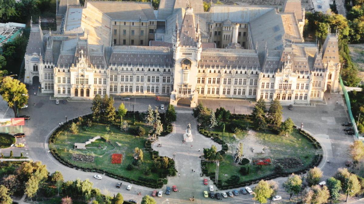 Iaşi: Sute de ieşeni au format cozi la primele ore ale dimineţii pentru a vizita Palatul Culturii 