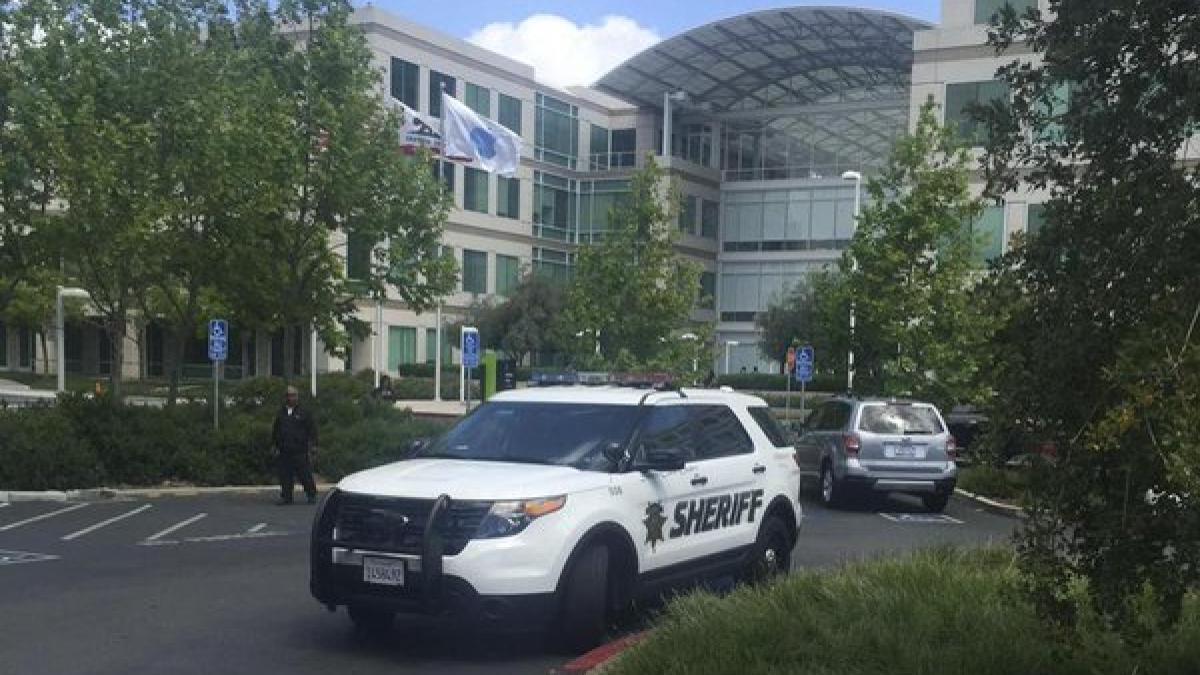 Un bărbat mort a fost găsit in sediul Apple de la Cupertino