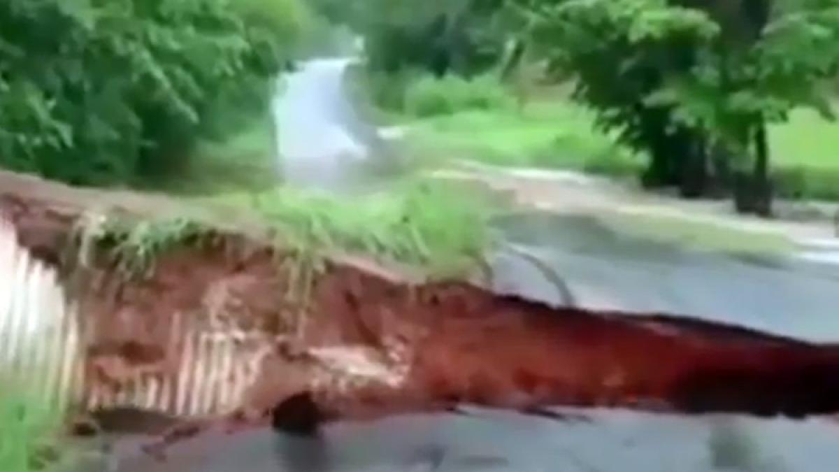 video in numai cateva secunde o sosea din texas a fost rupta de inundatii