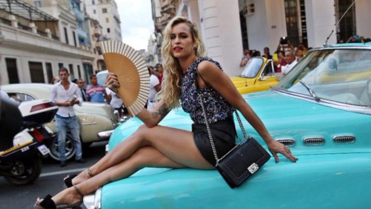 video prezentare de moda a casei chanel in cel mai sarac cartier din havana