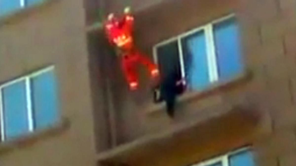 video prezenta de spirit a unui pompier cum a oprit o femeie sa se arunce de la etajul 6