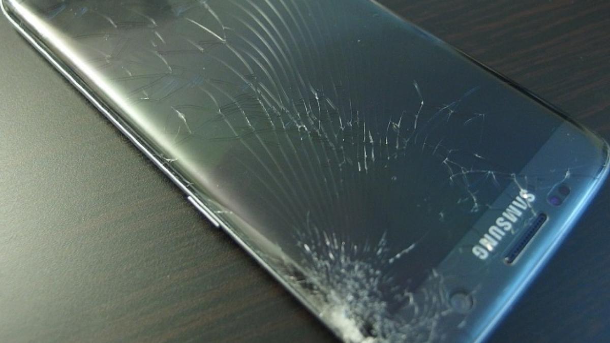 Ai spart display-ul Galaxy S7 Edge? Nu există stoc de display-uri edge în service-urile partenere Samsung România