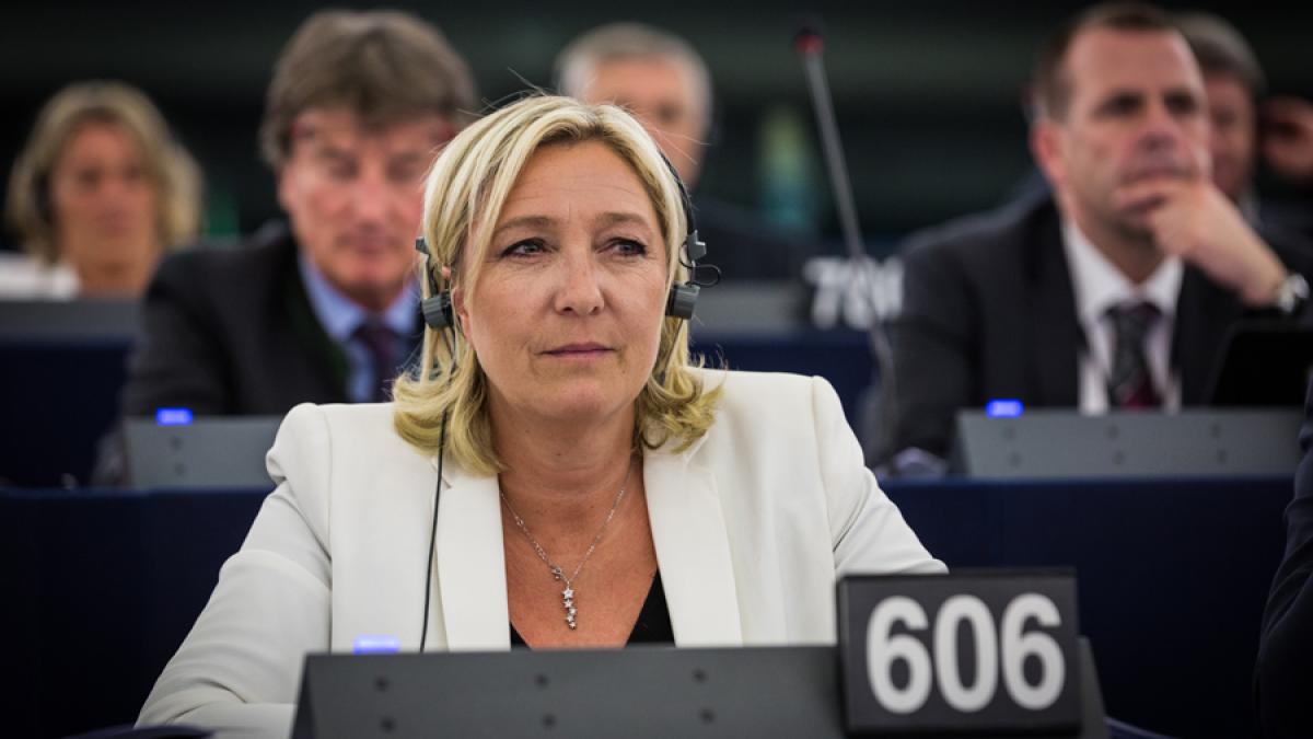 Marine Le Pen și-a ascuns telefonul mobil în sutien și a invitat anchetatorii să-l ia