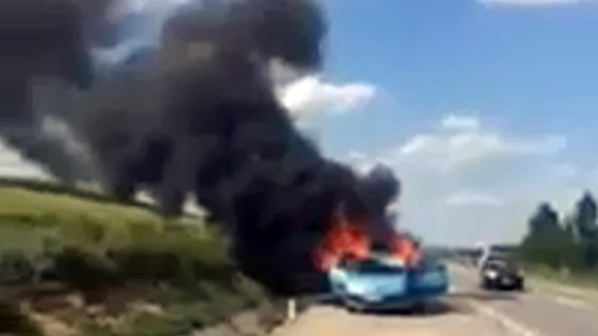 VIDEO - Vaslui: O maşină a luat foc în mers, pe DE 581 