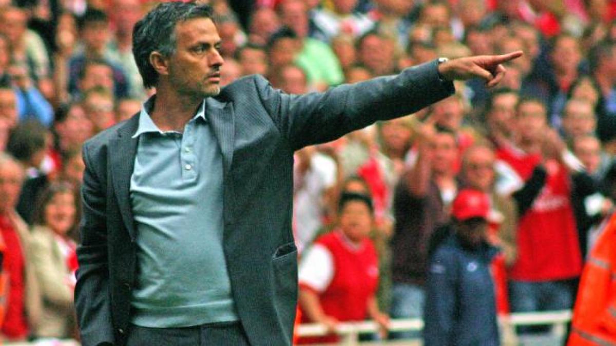Manchester United l-a concediat pe antrenorul Louis van Gaal! Vine Jose Mourinho?   