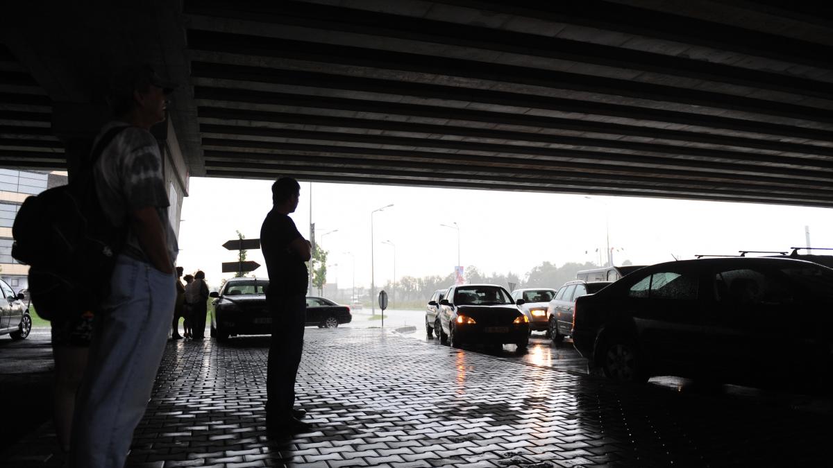 AVERTIZARE METEO nowcasting COD GALBEN de averse şi descărcări electrice în judeţe din Banat, Transilvania şi Moldova, în următoarea oră 