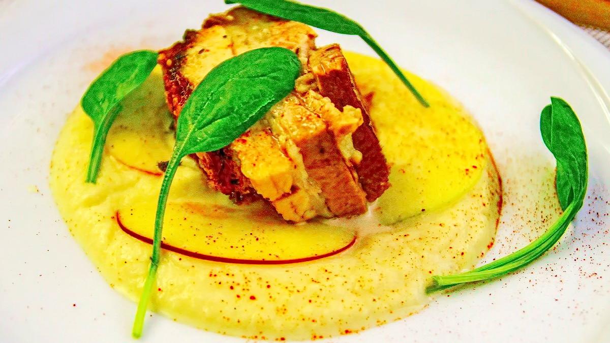 Chef Paul Siserman vă recomandă: Pork belly cu unt de păstârnac și mere murate