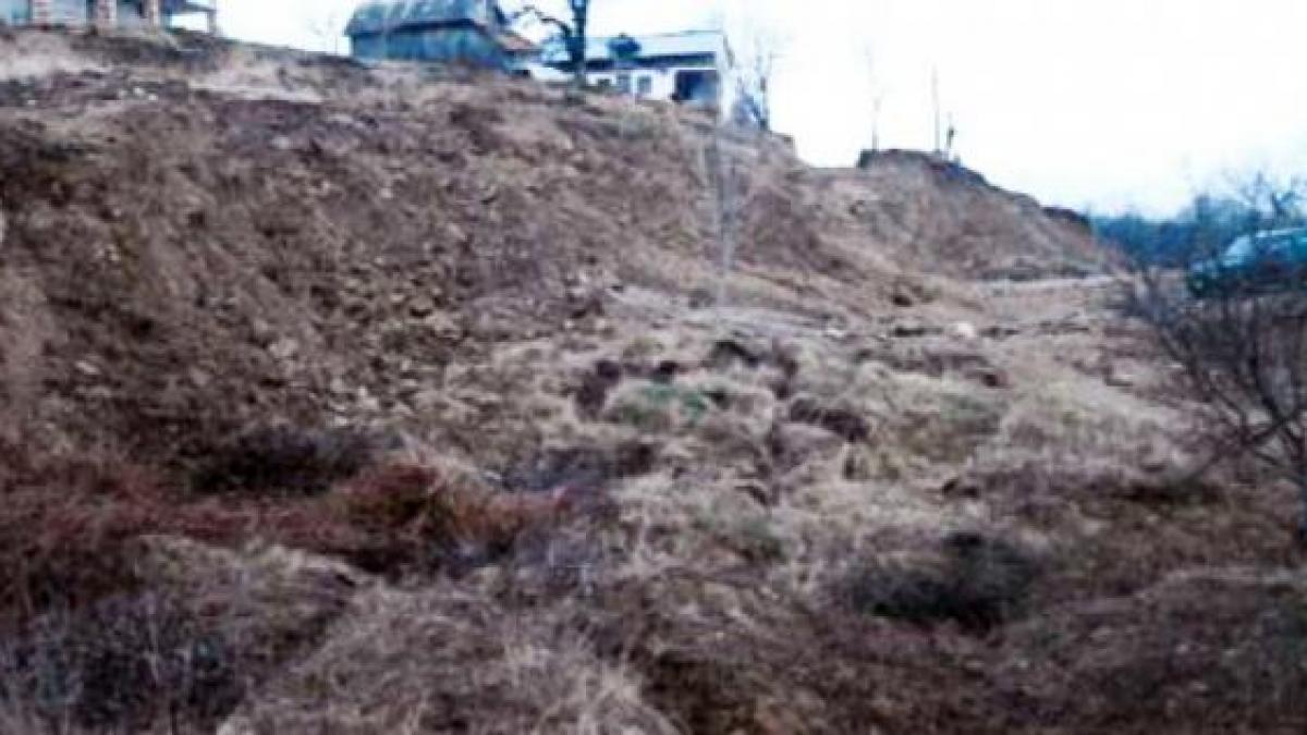 ALERTĂ - 10 familii din localitatea Comăneşti, evacuate