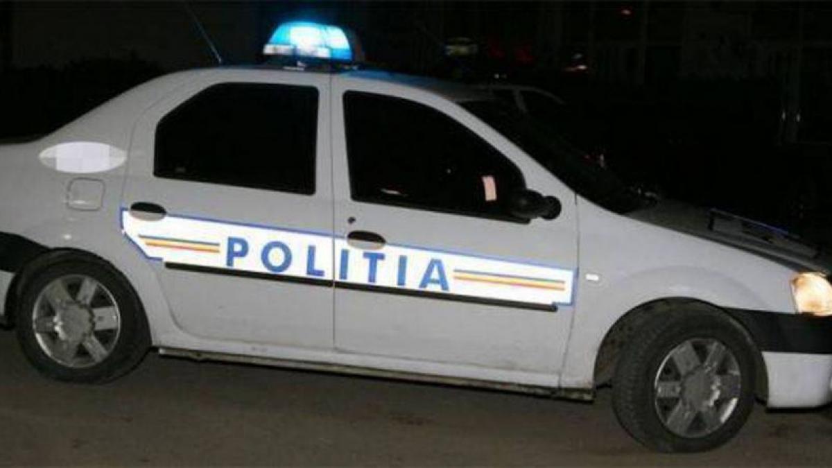 Un tir s-a răsturnat în curtea unei case din judeţul Argeş. Șoferul a fugit de la faţa locului