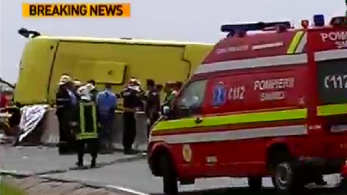 ALERTĂ - AUTOCAR RĂSTURNAT, 1 copil şi 3 adulţi au murit