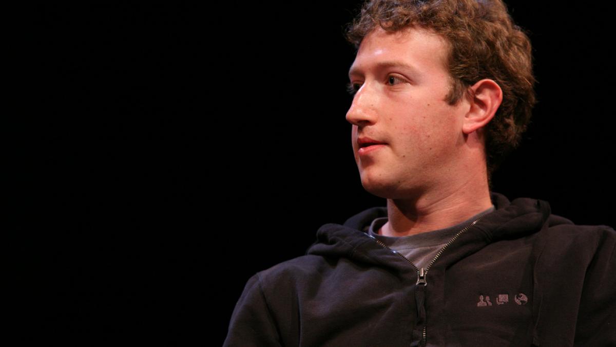Camera web a laptopuluilui Mark Zuckerberg este acoperită cu o bandă adezivă pentru a nu fi preluată de hackeri 