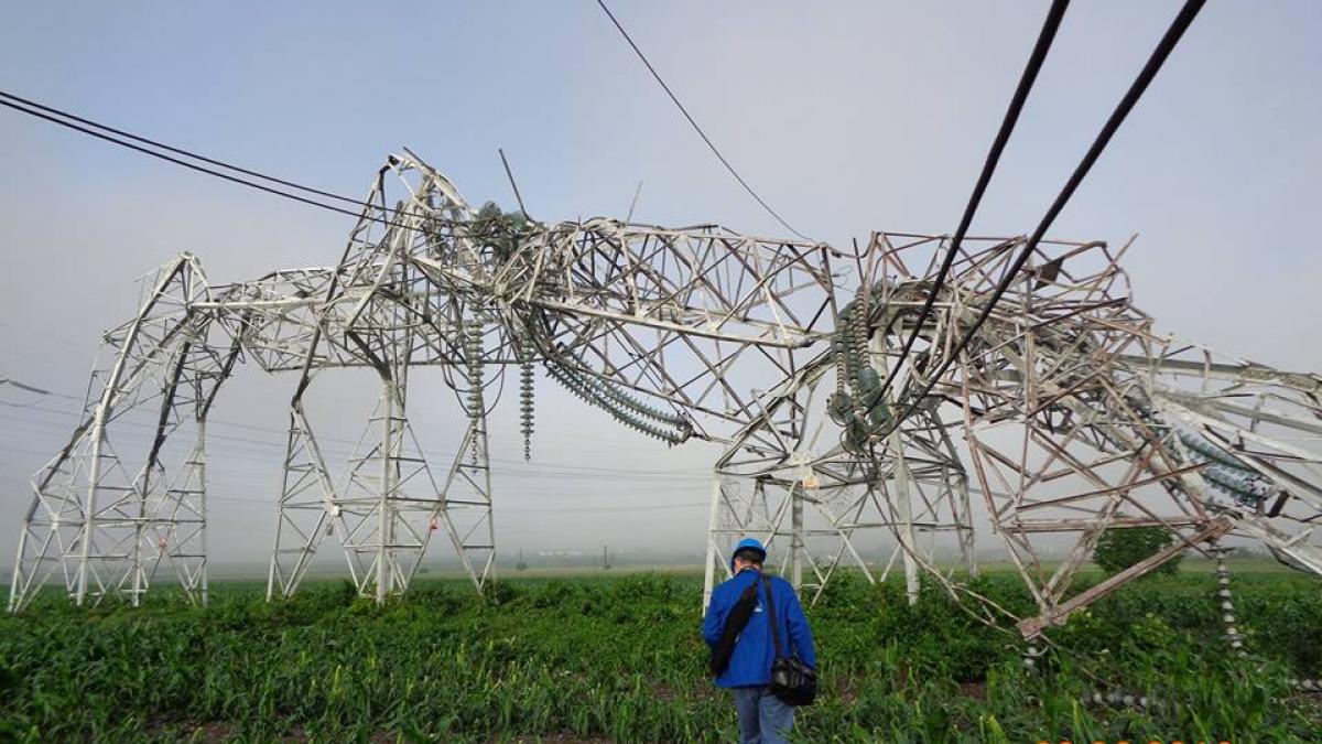 GALERIE FOTO Imagini spectaculoase cu stâlpi de electricitate contorsionaţi de tornadă