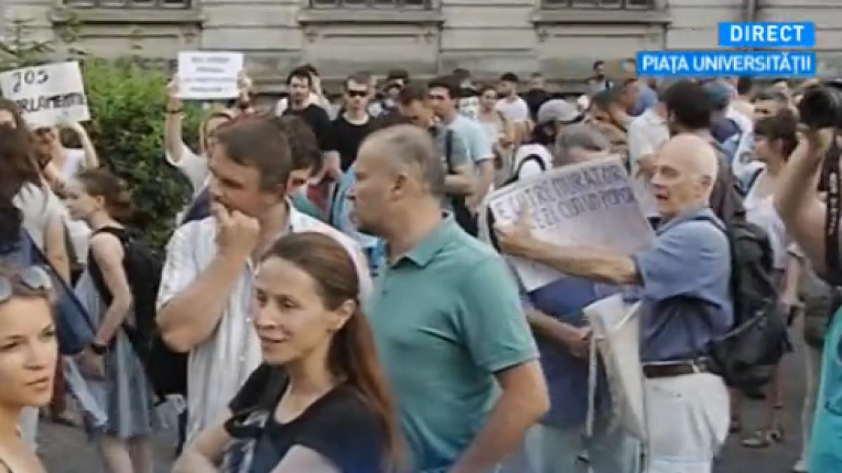 Protest la Universitate împotriva "Parlamentului Ruşinii" 