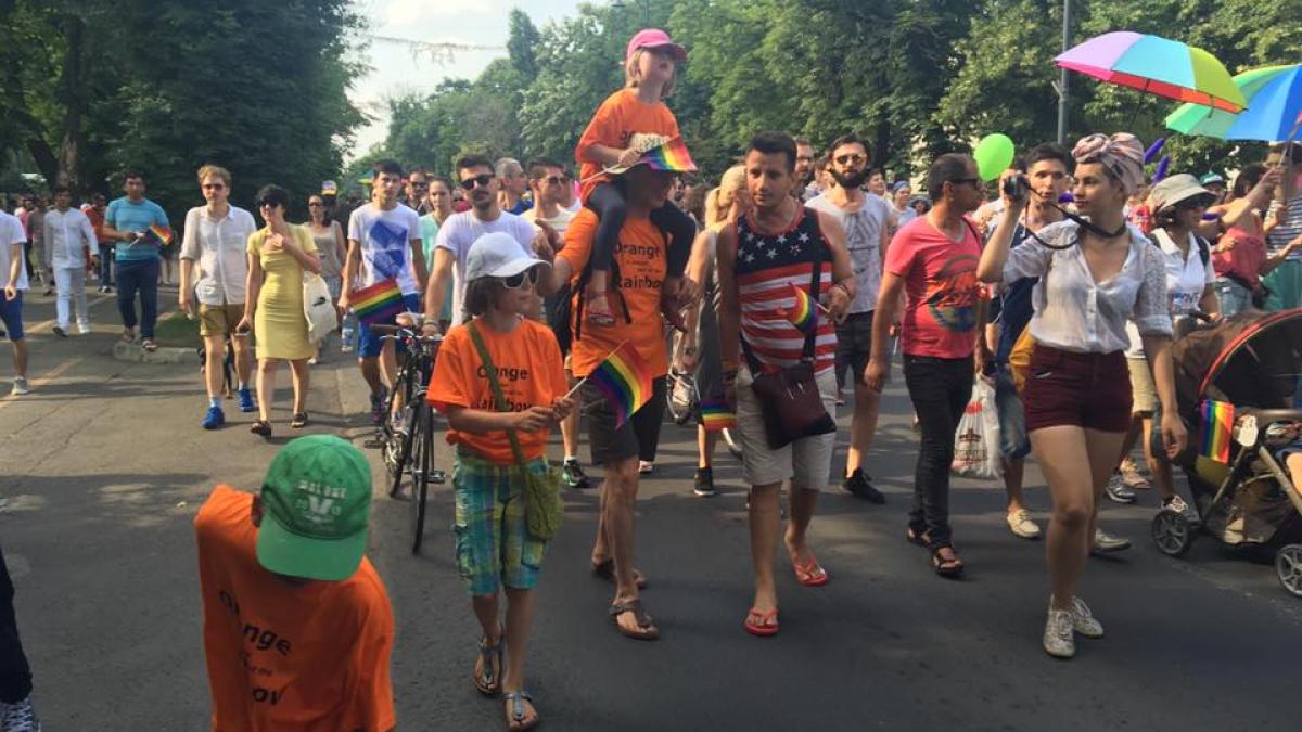Sute de participanţi la Marşul Diversităţii; steagul curcubeu a fluturat pe şoseaua Kiseleff 