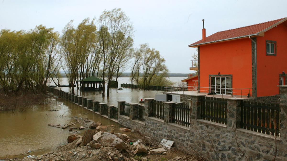 Cod Portocaliu de inundaţii pe râuri din judeţul Suceava, luni după-amiază 