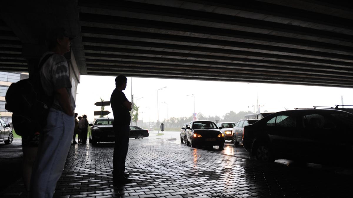 Cod portocaliu de ploi şi descărcări electrice în zona de munte a judeţului Gorj, până la ora 14,30 