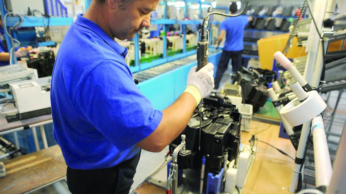  Industria auto turează pe drumuri de ţară