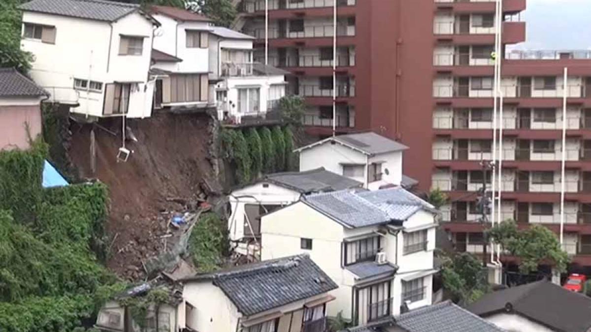 video momentul in care o casa din nagasaki japonia se rastoarna