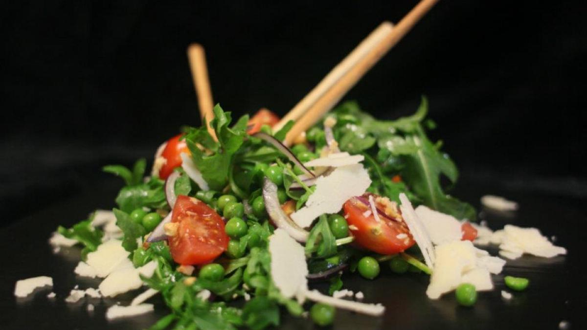 Chef Cătălin Scărlătescu ne recomandă: Salată cu mazăre