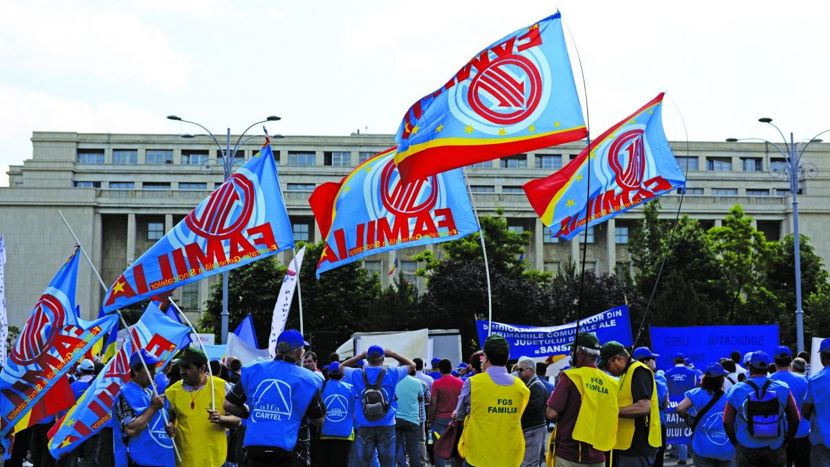 Încep grevele. N-au leafă? Dați-le simpozion