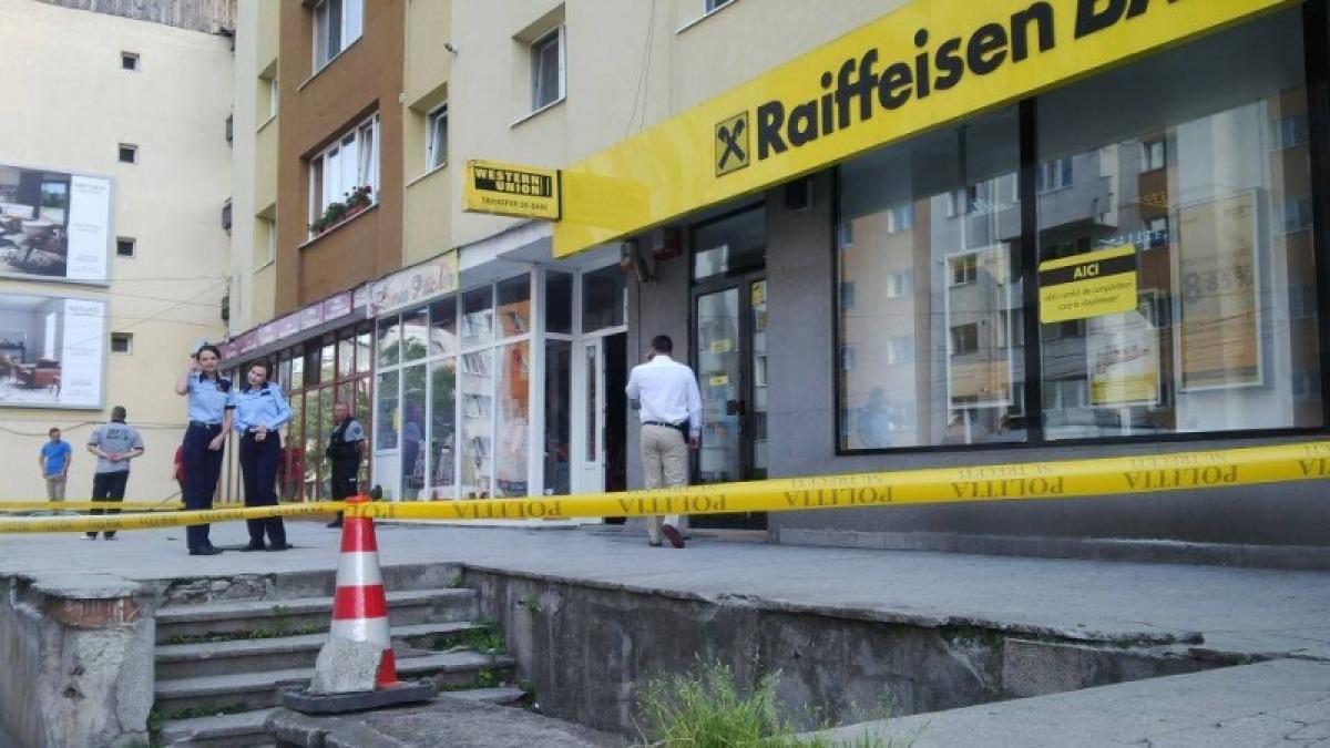 UPDATE - JAF ARMAT la o bancă din Bistriţa