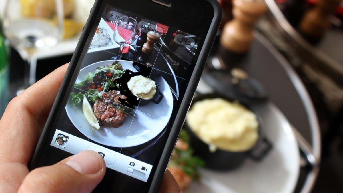 Fotografiezi mâncarea şi o distribui pe Instagram? Ce spune acest lucru despre tine